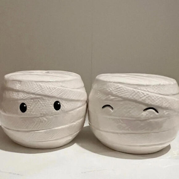 Mummy salt and pepper shakers by 10 strawberry street - Picture 1 of 3